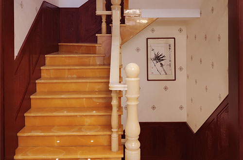轵城镇中式别墅室内汉白玉石楼梯的定制安装装饰效果